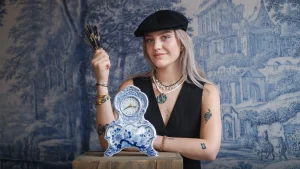 Thumbnail voor Tess (21) schildert origineel Delfts Blauw: 'Bij de sollicitatie moest ik in één uur een tegeltje namaken'