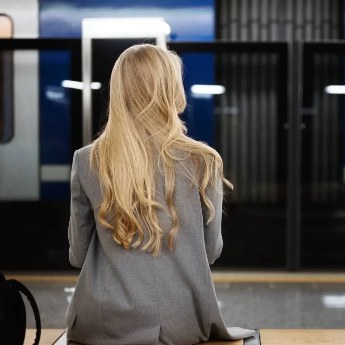 Vrouw alleen op een metro station