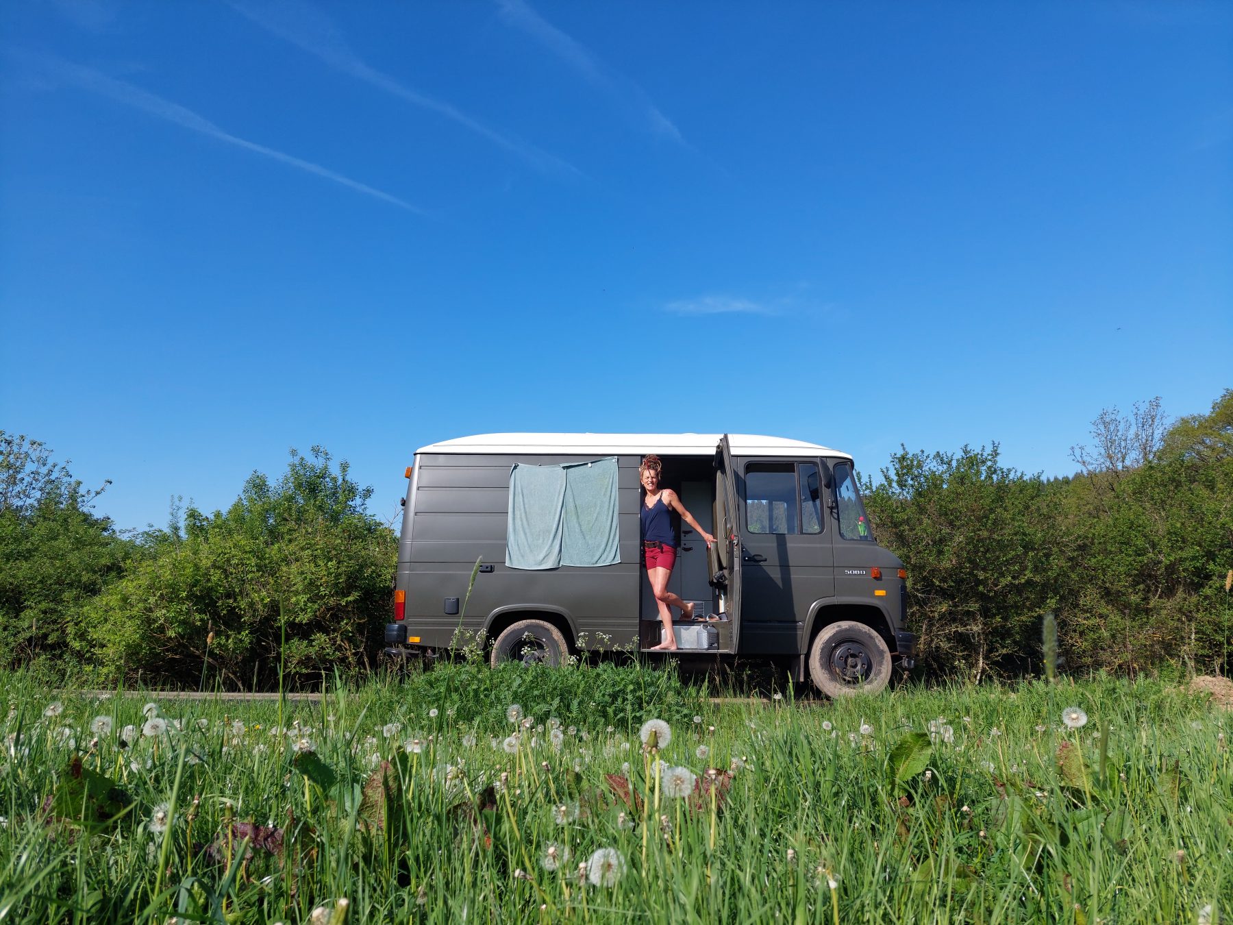 Anne uit B&B Vol Liefde in de bus van Jan