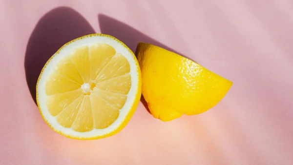 Easy peasy lemon squeezy: deze lifehack om citroenen te persen wil je weten