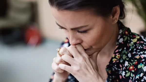 Vrouw heeft verdriet over de midlifecrisis van haar man