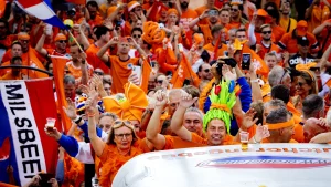 Thumbnail voor München kleurt oranje: voetbalsupporters aangekomen bij fanzone in Olympiapark