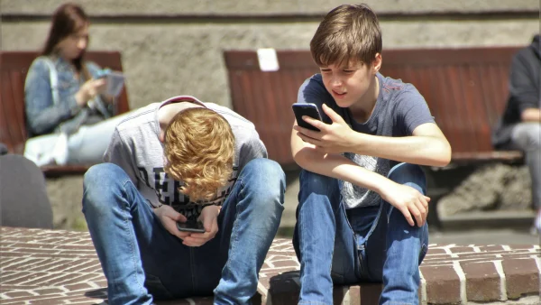 Jongeren op hun mobiel