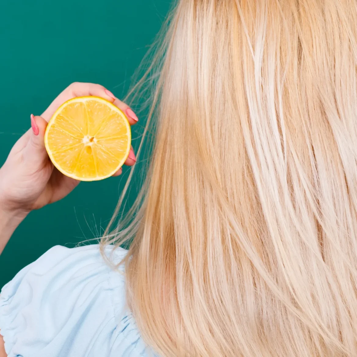 Blonde vrouw met een citroen in haar hand