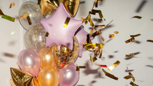 Ballonnen en confetti op een feestje