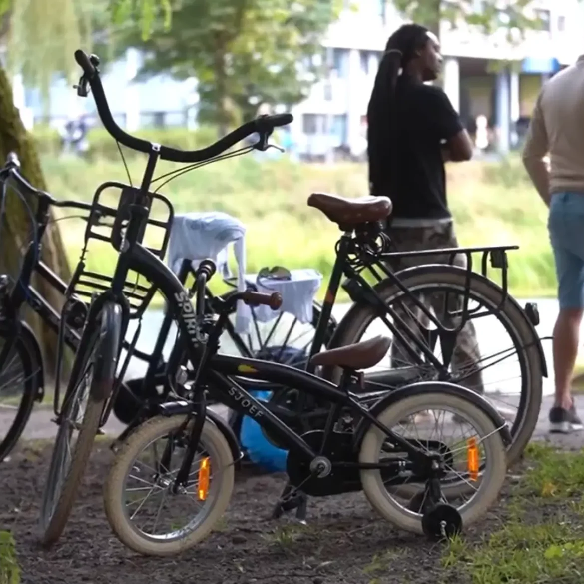 De twee fietsen in Deventer, waar op de achtergrond de vrouw wordt bevrijd door de brandweer