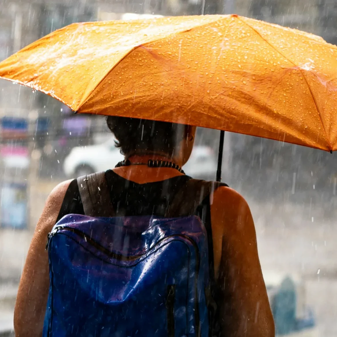 Code geel vrouw met oranje paraplu