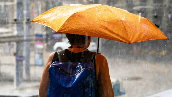 Code geel vrouw met oranje paraplu