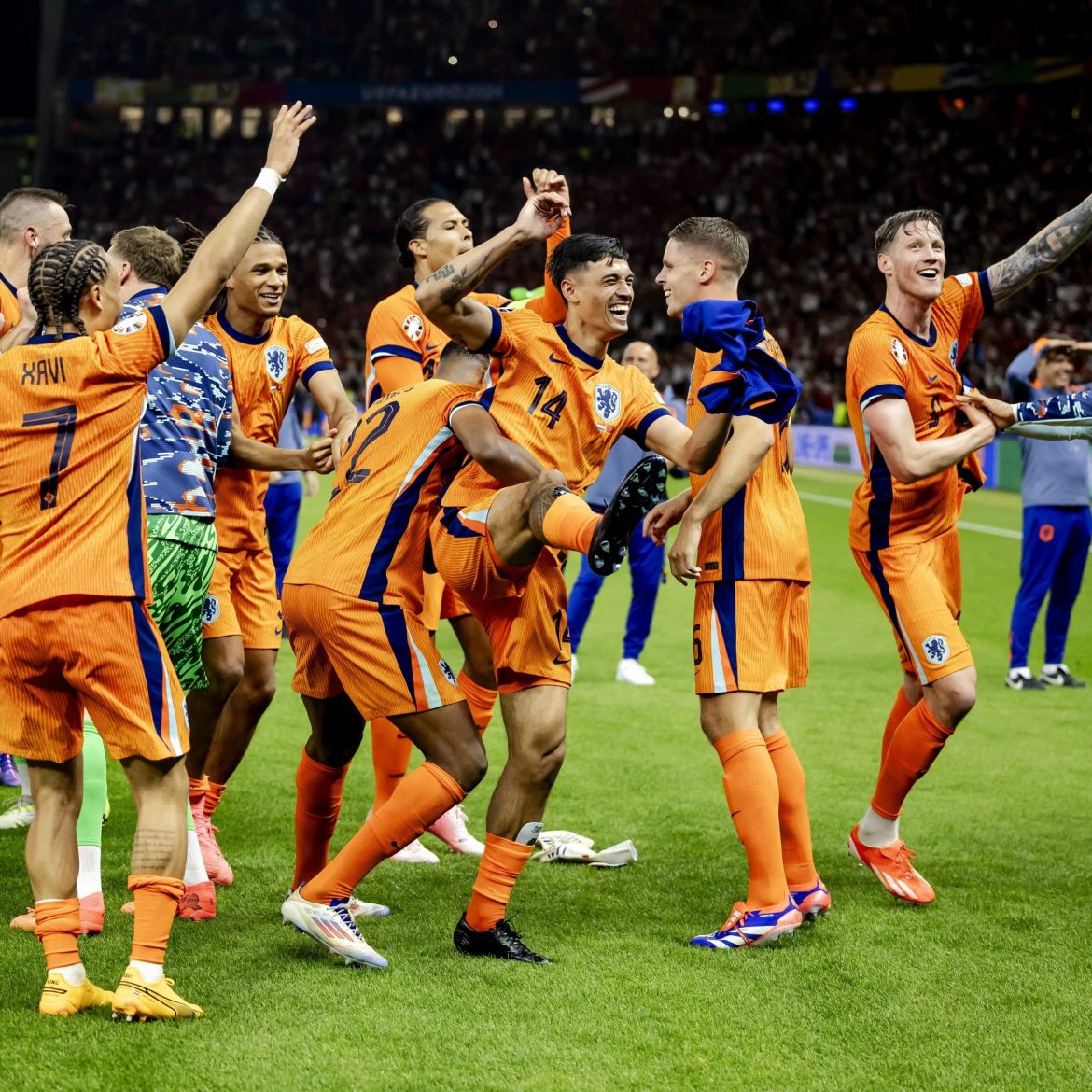 Juichend Nederlands elftal na de overwinning van Oranje