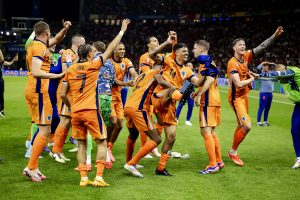 Thumbnail voor Oranje naar halve finale: feest na overwinning op Turkije, spelers zijn uitzinnig