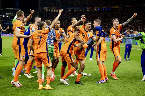 Juichend Nederlands elftal na de overwinning van Oranje