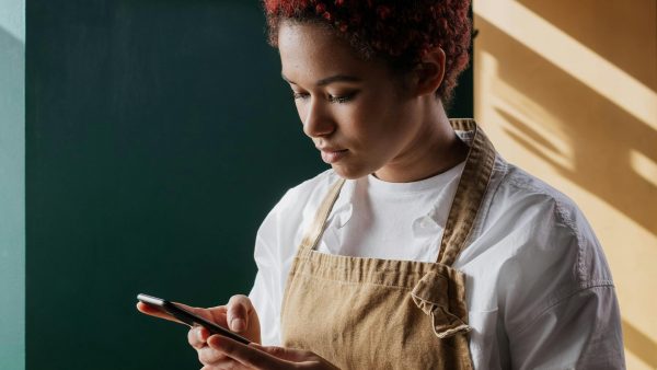 Vrouw op haar telefoon