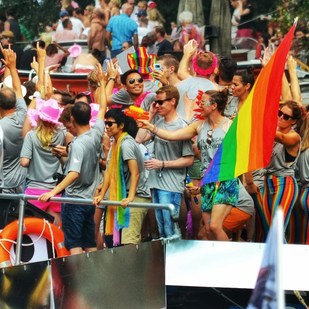 Amsterdam Pride: een boot met Pride- vlaggen in de Amsterdamse grachten