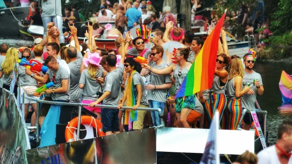 Amsterdam Pride: een boot met Pride- vlaggen in de Amsterdamse grachten