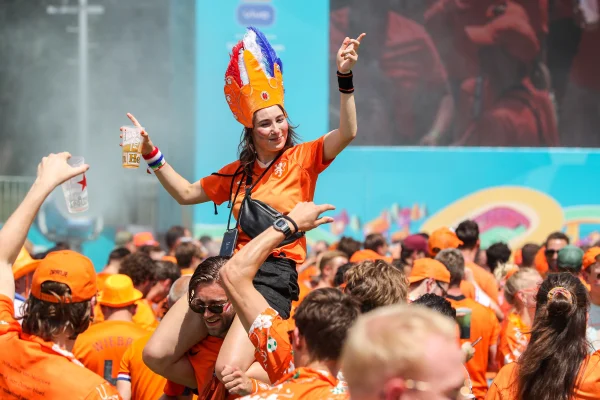 feestende vrouw op EK heeft misschien straks een kater