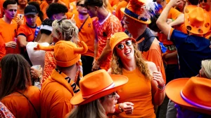 Thumbnail voor Oranjefans gaan weer los en zijn inmiddels wereldberoemd: 'Het is een soort carnaval, maar dan in oranje'