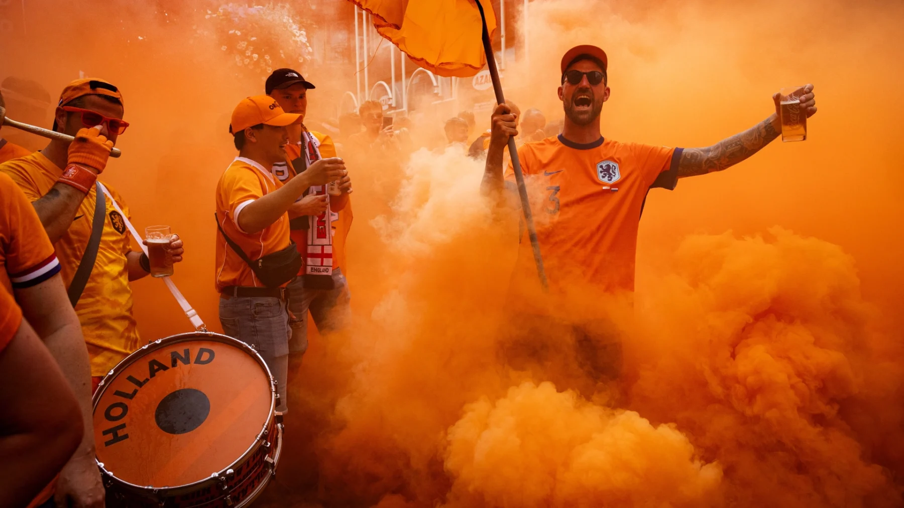 Waar is dat feestje? Oranjemars naar stadion in Dortmund van start met duizenden fans