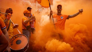 Thumbnail voor Waar is dat feestje? Oranjemars naar stadion in Dortmund van start met duizenden fans