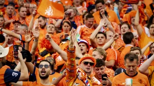 Thumbnail voor Ze zijn er weer bij en dat is prima: deze BN’ers zijn in Dortmund voor halve finale Oranje