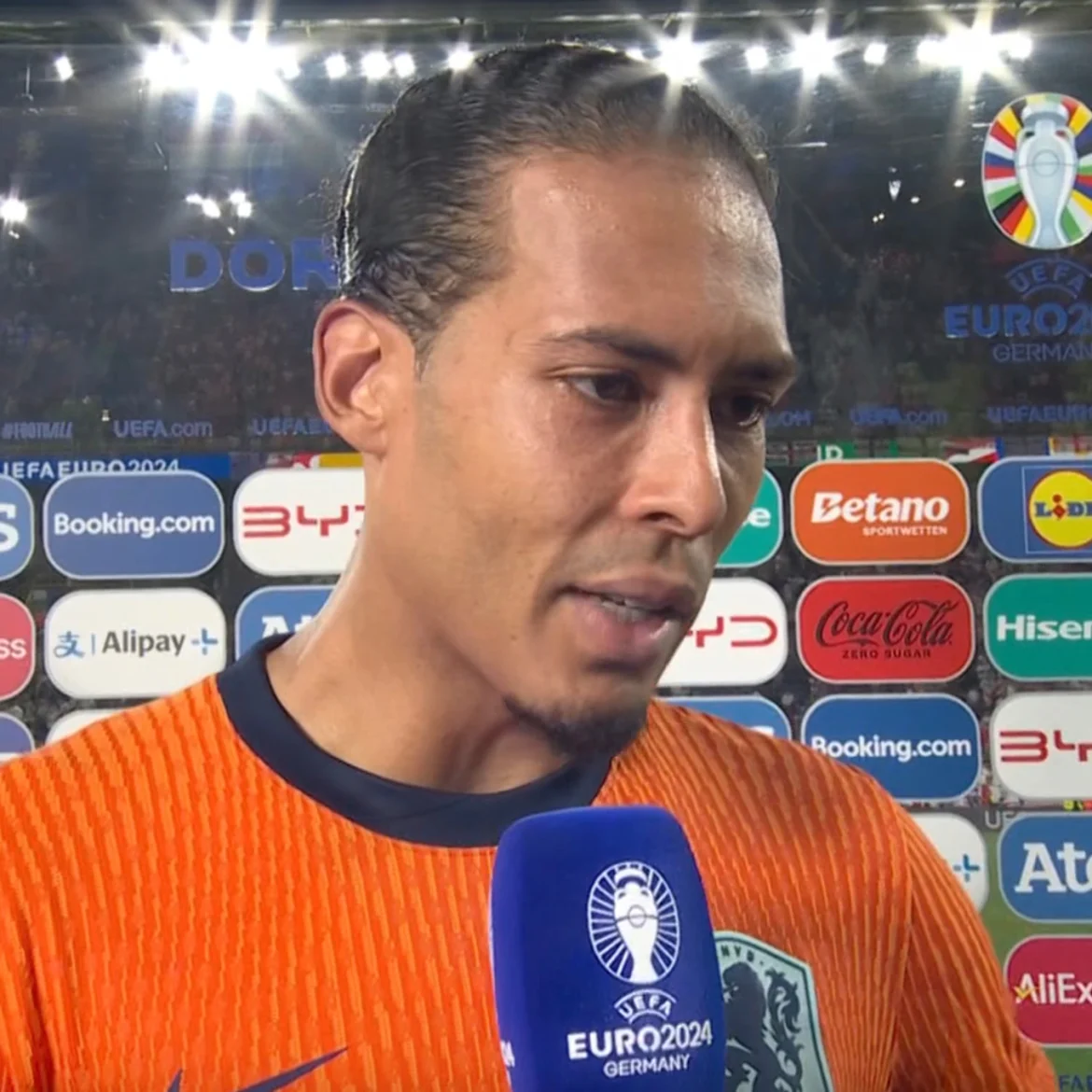 Aanvoerder Virgil van Dijk emotioneel na uitschakeling EK