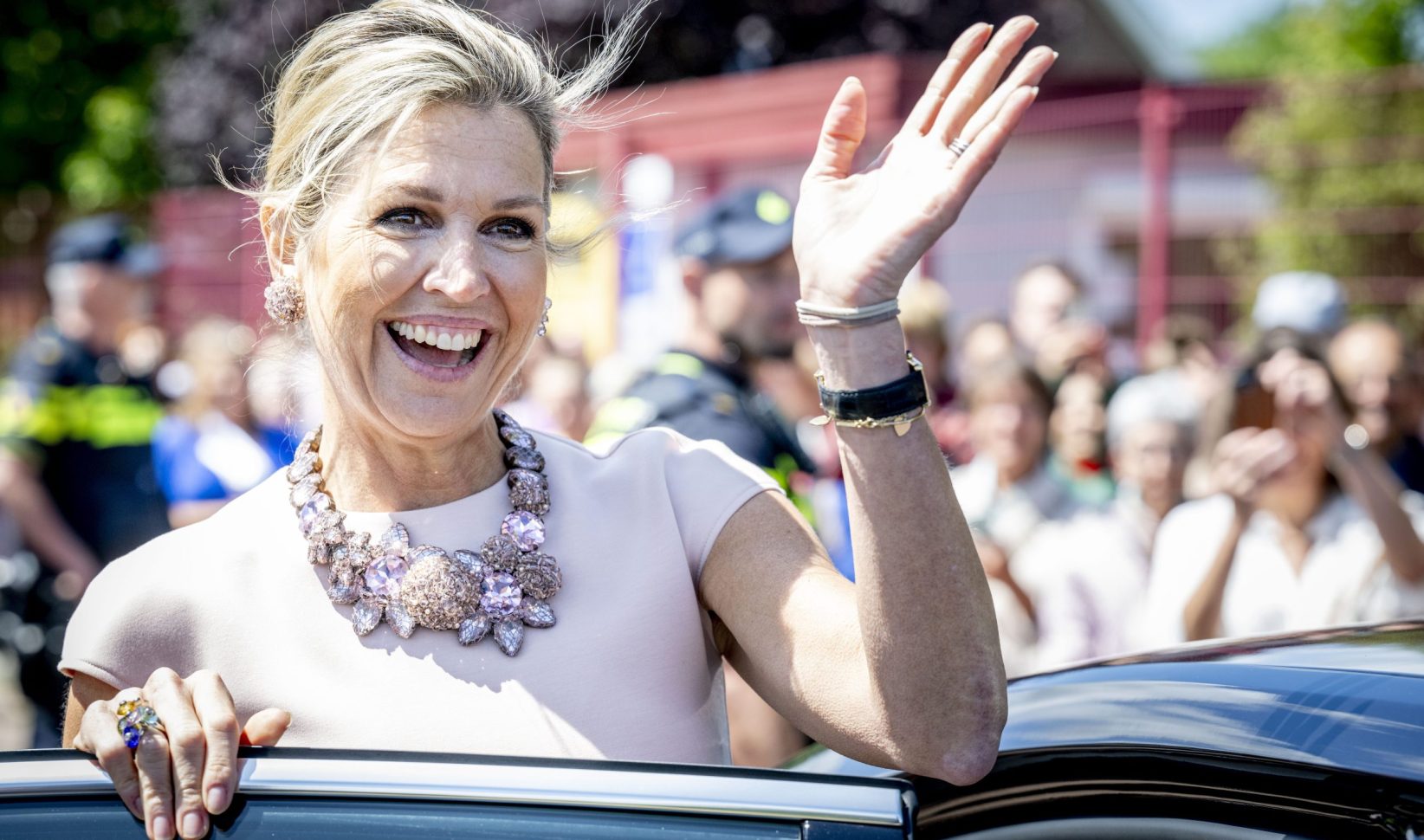 Koningin Máxima brengt een bezoek aan het dorp Zevenbergschen Hoek