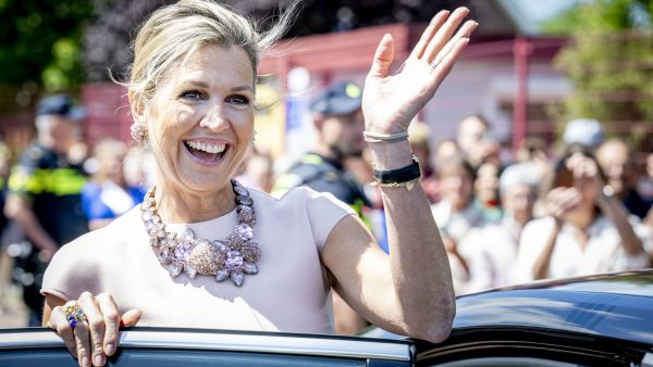 Koningin Máxima brengt een bezoek aan het dorp Zevenbergschen Hoek