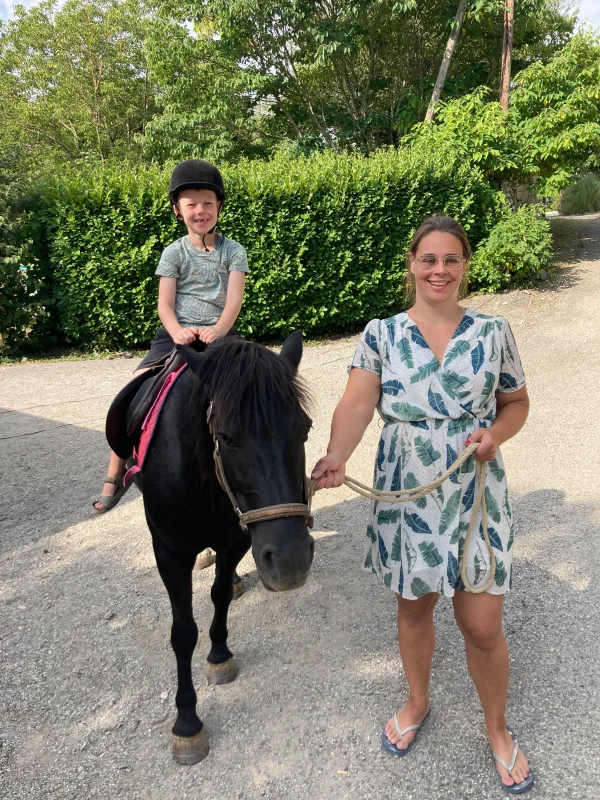 Ylona met haar zoon Jayden op een pony