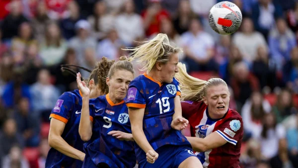 Oranje Leeuwinnen plaatsen zich voor het EK in Zwitserland dankzij goal Vivianne Miedema