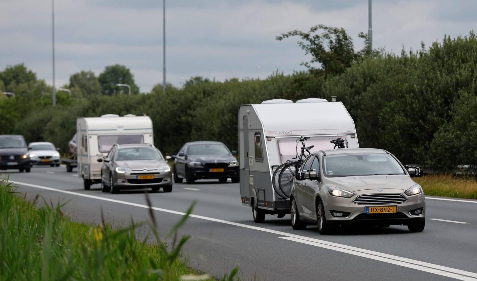 Vakantiedrukte op de weg