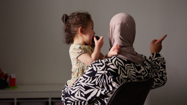 'Ze vermagert snel, haar borstvoeding loopt terug en ze kan geen poedermelk betalen. Zelfs voor luiers is geen geld'