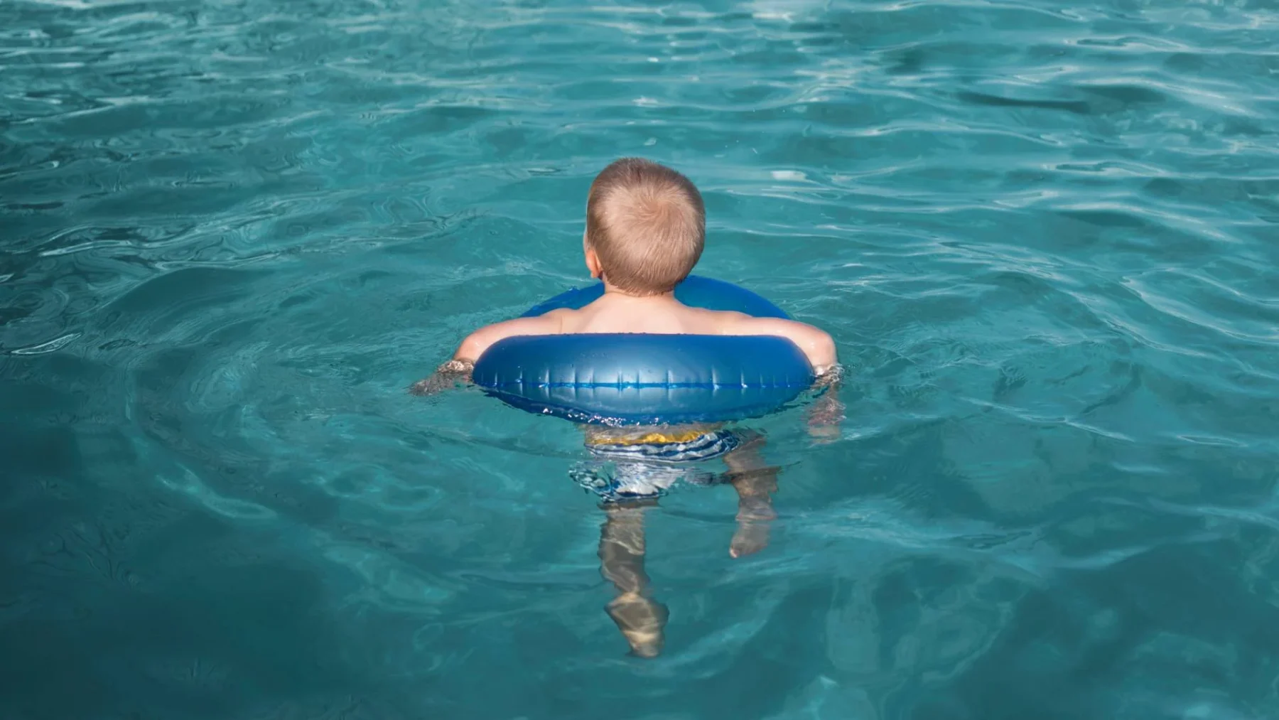 Kind aan het zwemmen