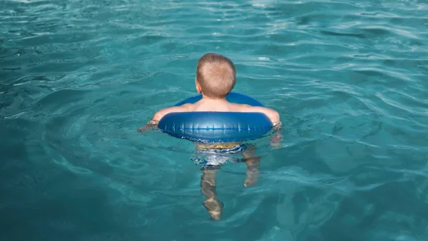 Kind aan het zwemmen
