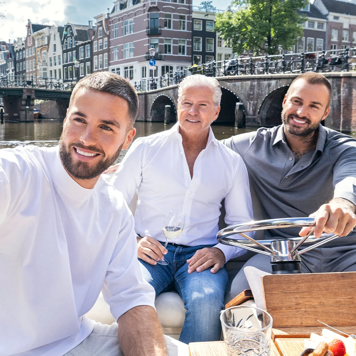 De Roelvinkjes op een boot in de Amsterdamse gracht