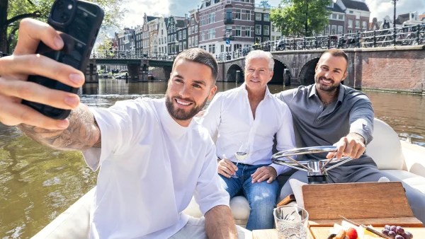 De Roelvinkjes op een boot in de Amsterdamse gracht