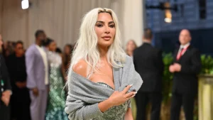 Thumbnail voor Kim Kardashian onthult dat zoontje huidziekte vitiligo heeft: 'Ik heb het overgedragen'