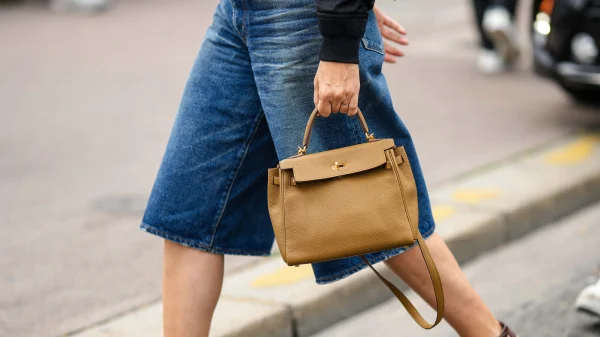 Vrouw met tas en jorts