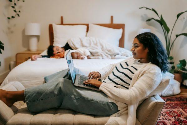 vrouw met laptop op bank