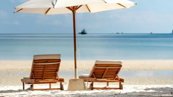 Stoelen met handdoek aan het strand, ter illustratie