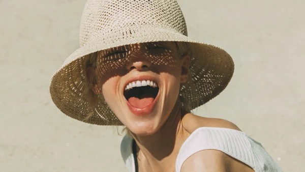 Vrouw op strand met getinte moisturizer