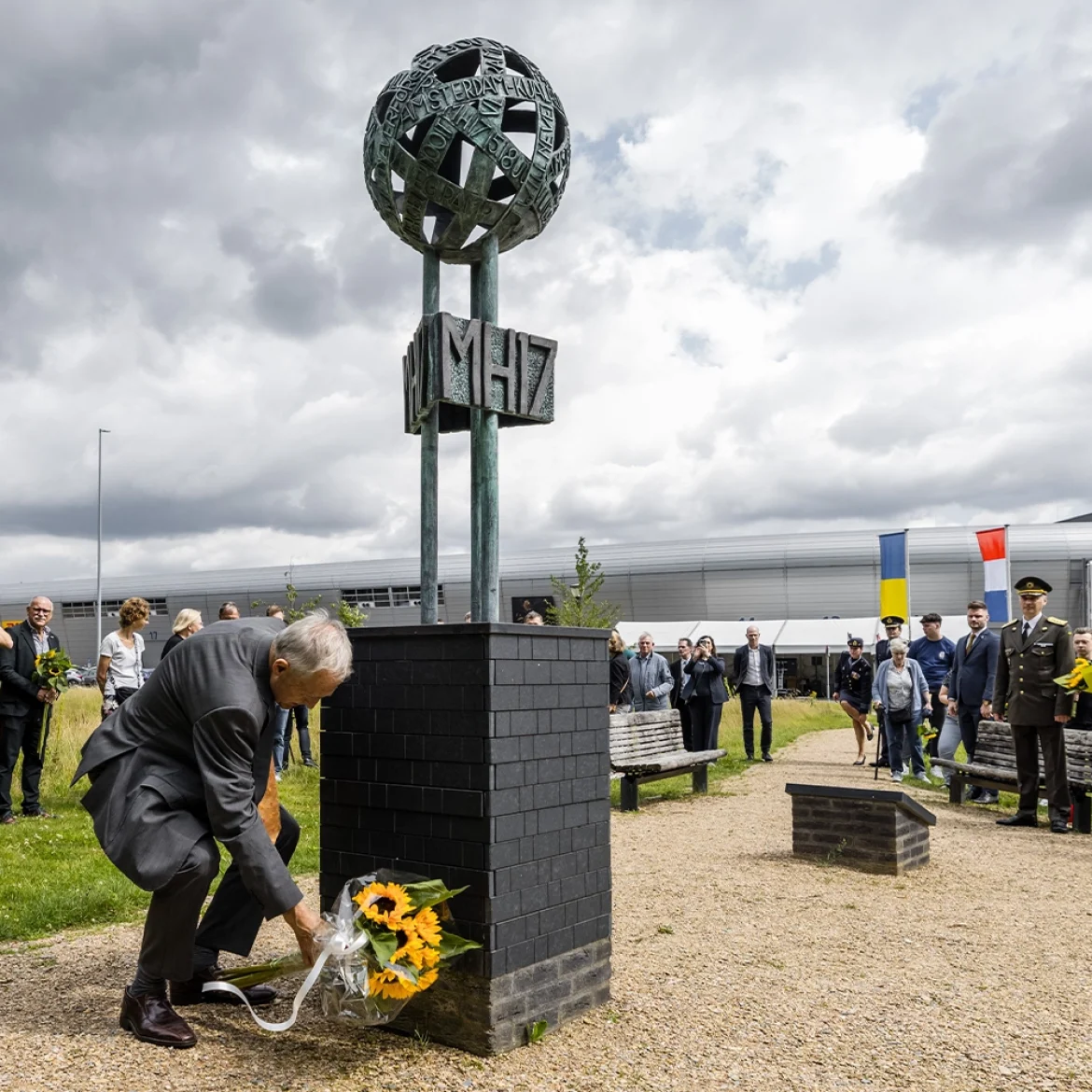 Aankomst MH17-slachtoffers herdacht op vliegbasis Eindhoven
