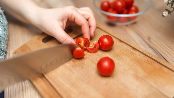 Cherrytomaat wordt in vier stukken gesneden