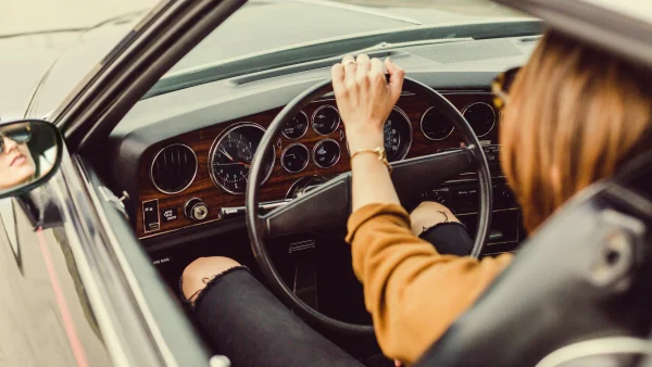 Vrouw in een auto