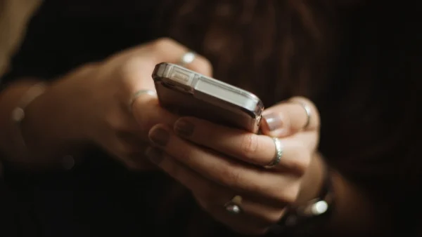 vrouw op telefoon