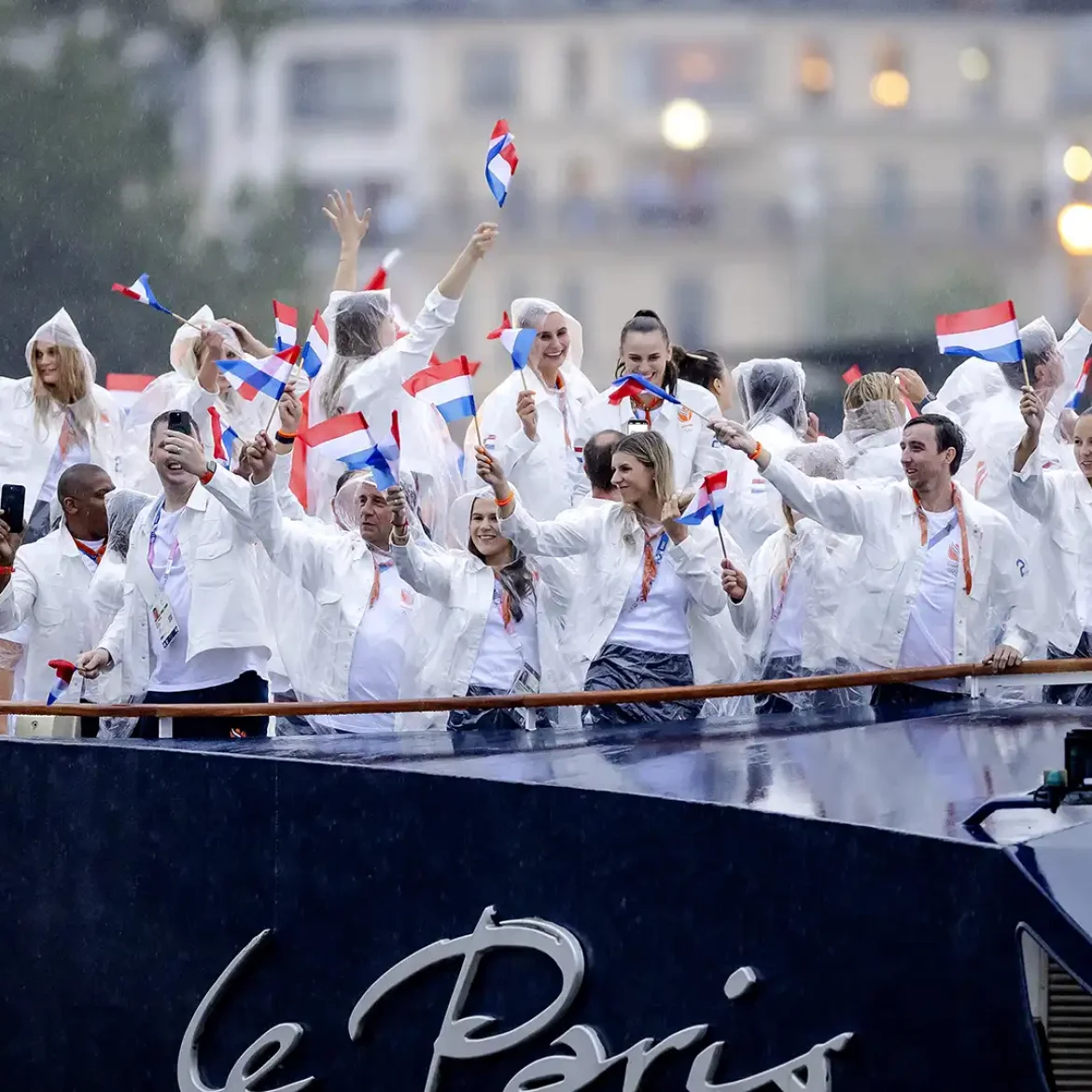 Boten met de Nederlandse ploeg tijdens de openingsceremonie van de Olympische Spelen in Parijs