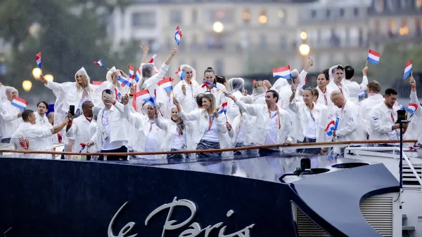 Boten met de Nederlandse ploeg tijdens de openingsceremonie van de Olympische Spelen in Parijs