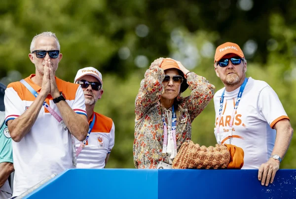 Koning Willem-Alexander en koningin Máxima balen als Puck Pieterse lek rijdt