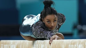 Thumbnail voor Beroemdheden zien Simone Biles indrukwekkende comeback maken op Olympische Spelen: 'Ze flikt het'