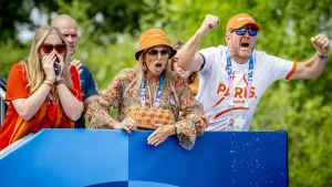 Thumbnail voor Koningspaar troost mountainbiker Puck Pieterse na drama Olympische Spelen: 'Je hebt laten zien dat je goud waard bent'