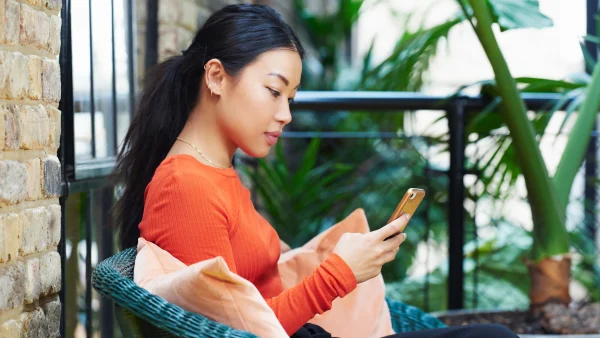 Vrouw kijkt op telefoon