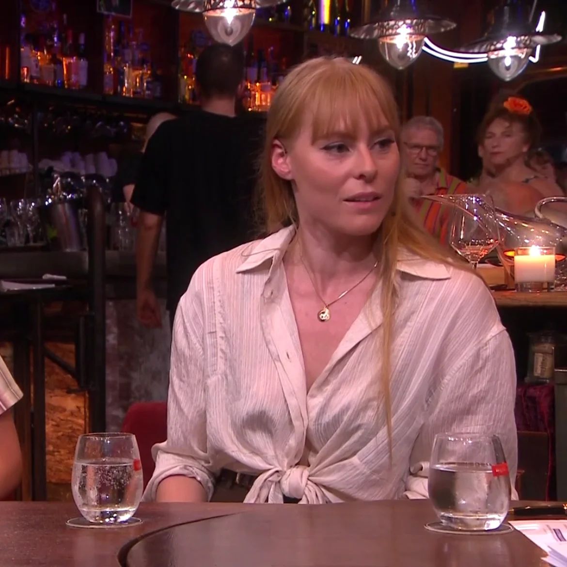 Julia en Reneé vertellen over hun werk in de Moulin Rouge in 'Humberto à Paris'